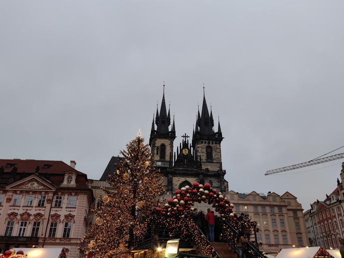 Staroměstské náměstí zdobí ozdobený vánoční strom.