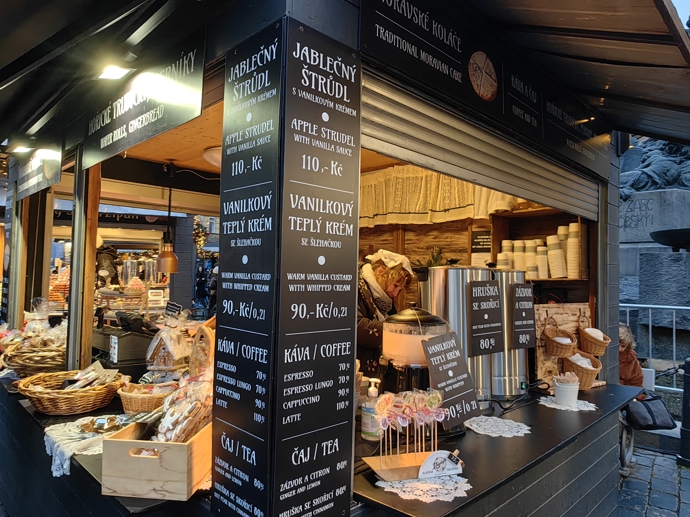 Stánky na Staroměstském náměstí.