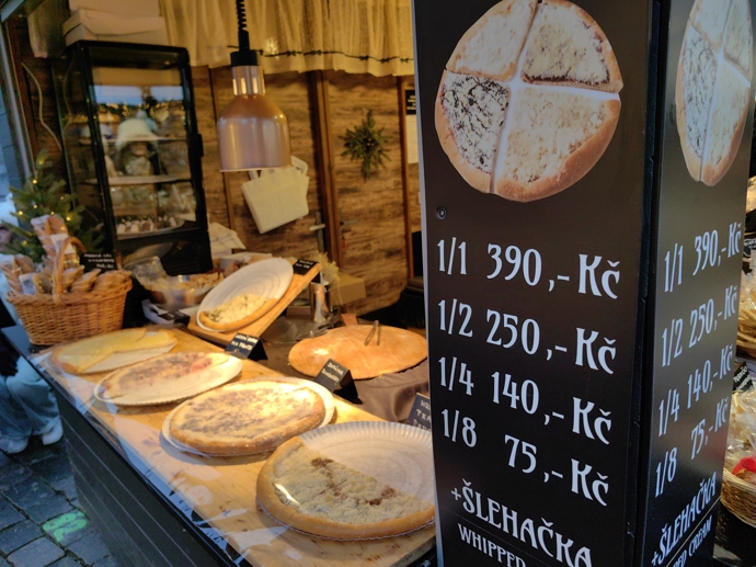 Ceny u stánků na Staroměstském náměstí.