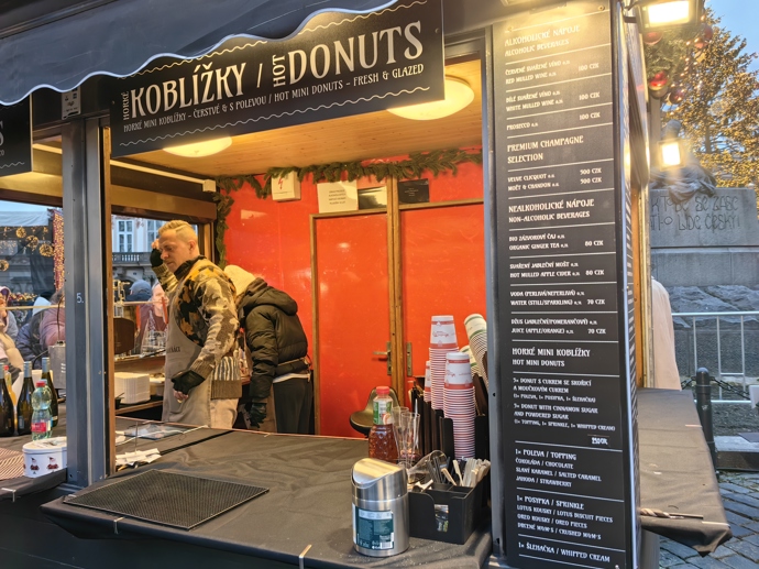 Stánky na Staroměstském náměstí.