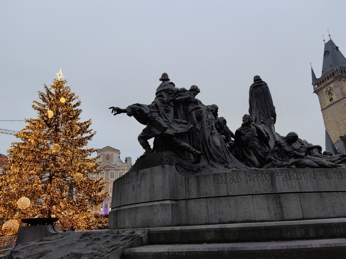 Staroměstské náměstí s vánočním stromem.