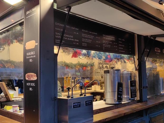 Stánky na Staroměstském náměstí.