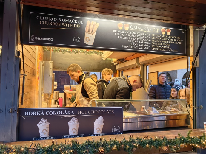 Stánky na Staroměstském náměstí.