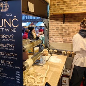 Stánky na Staroměstském náměstí.