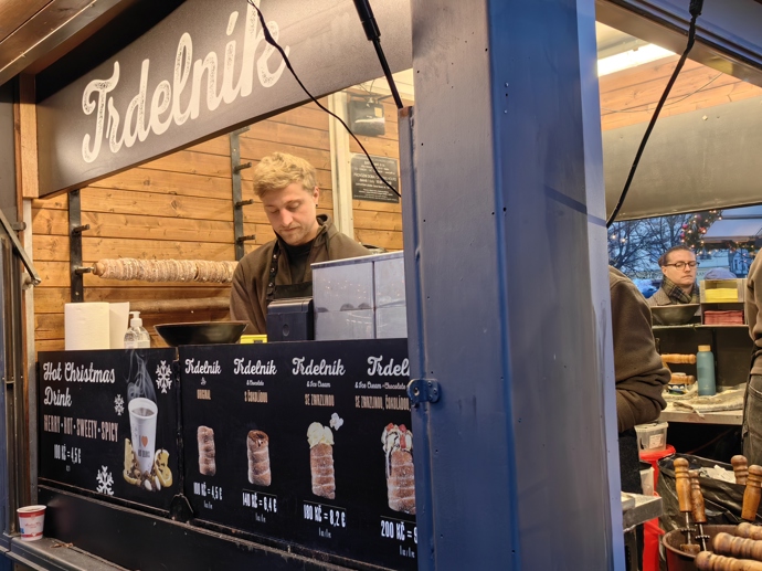 Stánky na Staroměstském náměstí.