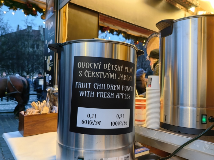 Stánky na Staroměstském náměstí.