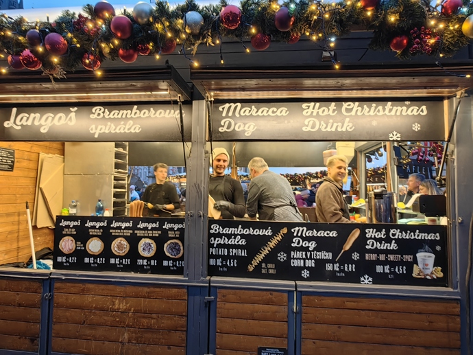 Stánky na Staroměstském náměstí.