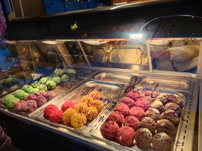 Stánky na Staroměstském náměstí.