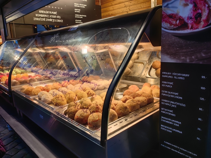 Stánky na Staroměstském náměstí.