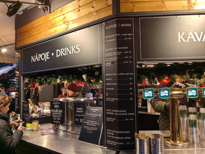 Stánky na Staroměstském náměstí.