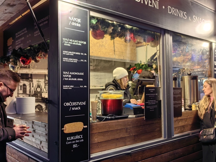 Stánky na Staroměstském náměstí.