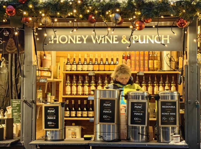 Stánky na Staroměstském náměstí.