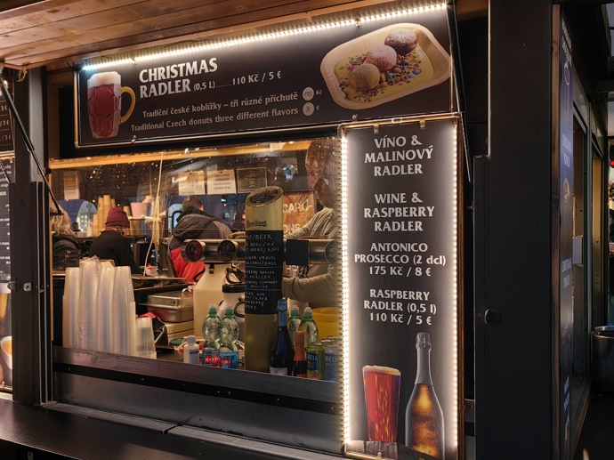 Stánky na Staroměstském náměstí.