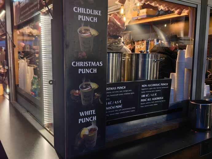 Stánky na Staroměstském náměstí.