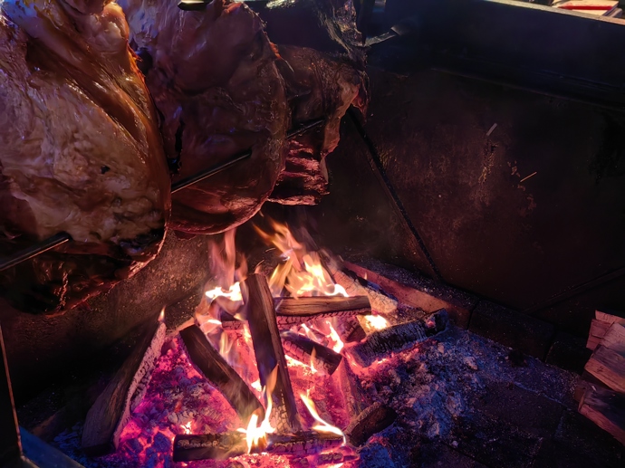 Na ohni se opéká maso.