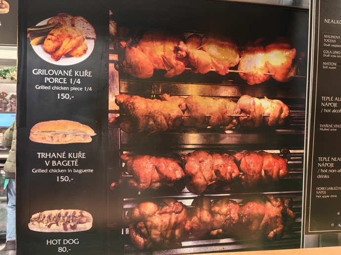 Prodává se tu i grilované kuře.