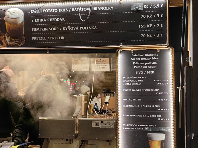 Stánky na Staroměstském náměstí.