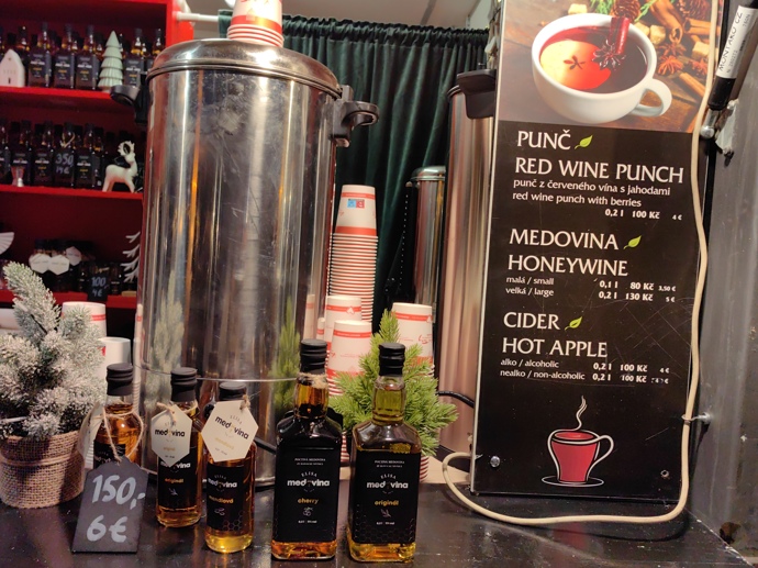 Stánky na Staroměstském náměstí.