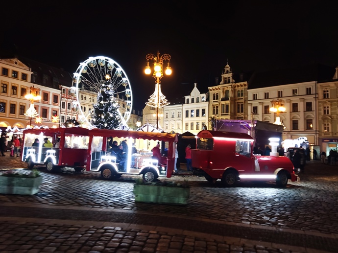 Vedle náměstí před radnicí se trhy konají ještě na Soukenném náměstí. Obě lokality propojuje vánoční vláček.