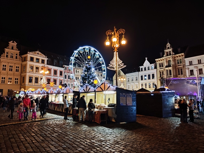 Dominantu vánočních trhů na náměstí Dr. Edvarda Beneše v Liberci tvoří adventní vyhlídkové kolo. Jedna jízda vyjde na 120 Kč, ale po setmění určitě stojí za to vyzkoušet.