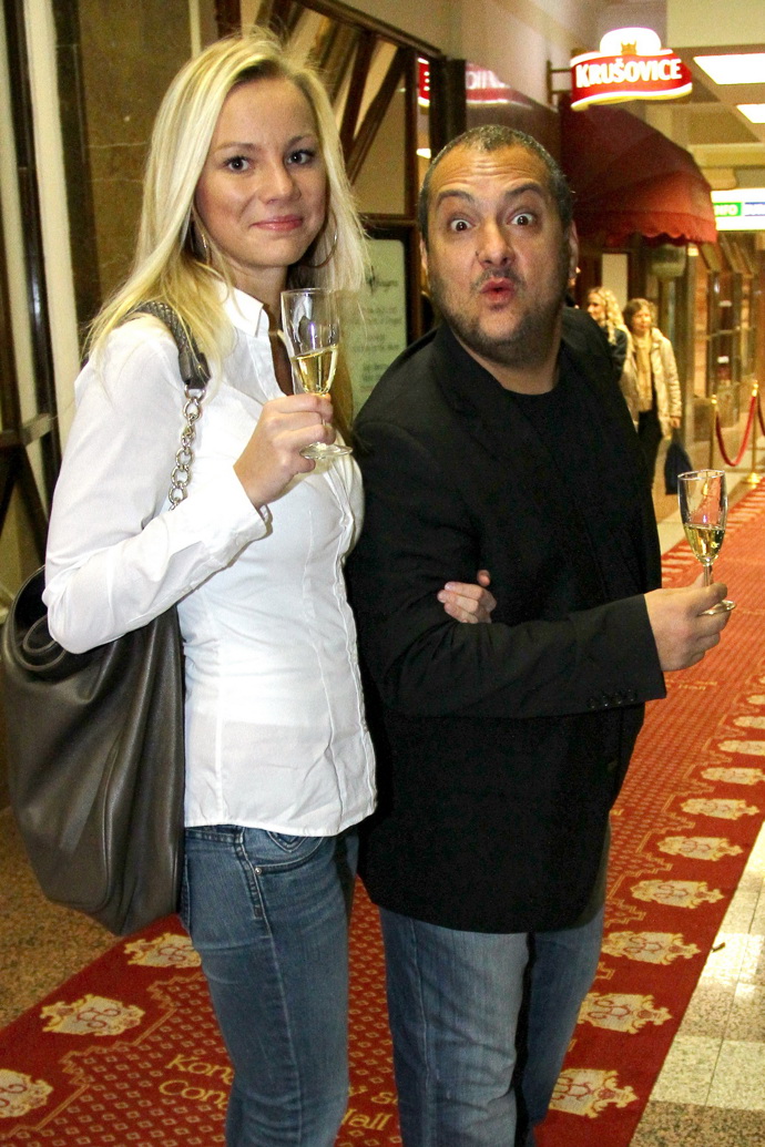 Na tuto společenskou akci už Patrik dorazil po boku své partnerky Nikoly. 