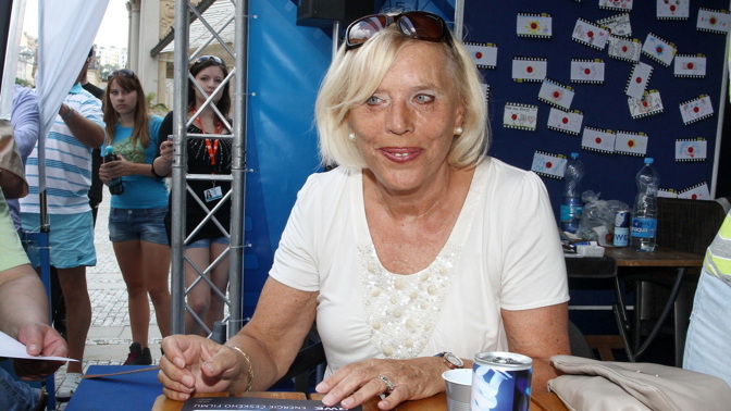 Režisérka Marie Poledňáková začínala jako dělnice v továrně, režim jí nedovolil studovat. Svého snu o filmu se ale nikdy nevzdala