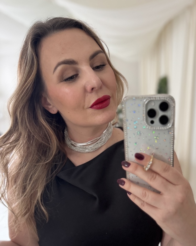 Blyštivý šperk v detailu. K tomuto kousku se už nehodí přidávat náušnice, jak jsme vás v pořadu 3 minuty stylu už naučili. 