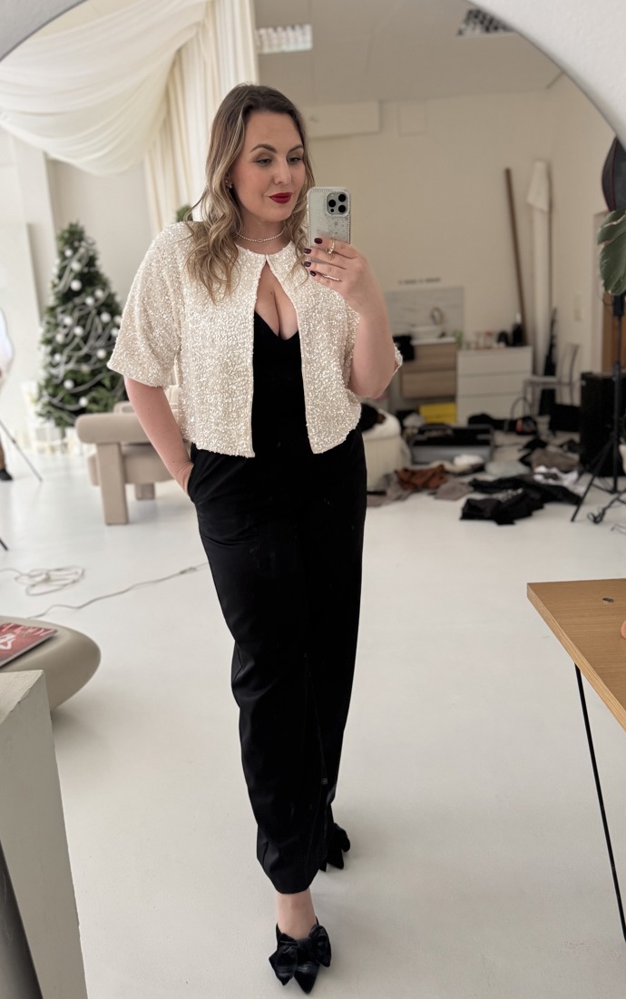 Pro první outfit zvolila stylistka Nikola Jankovská flitrové sáčko do pasu. 