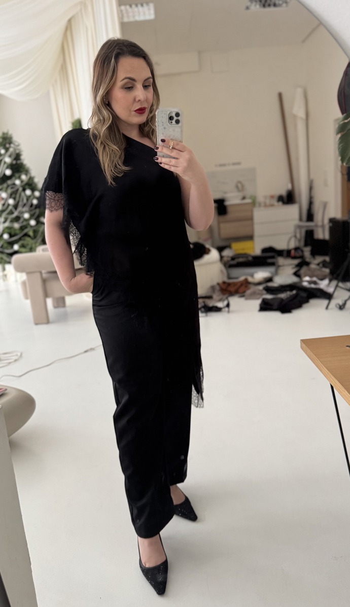 Černý asymetrický top je ozdobený krajkou a třpyt můžete nechat na doplňích, jako jsou sandálky, lodičky či jiné šperky. 