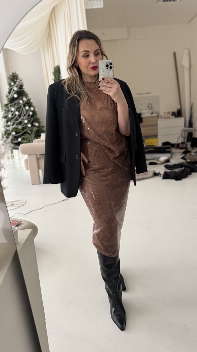 Stylistka šéfredaktorce Kristině poradila přehodit přes model oversize sako a nabídla dvě možnosti bot. Více ležérní a na večírek můžete obout kozačky do špičky. 