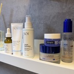 Moje tipy na kosmetické produkty jsou vždy podmíněny osobní zkušeností a takhle nyní vypadá moje koupelnová výbava, kde aktuálně finišuji s produkty značky Uriage a přecházím na značku Geek&Gorgeous.