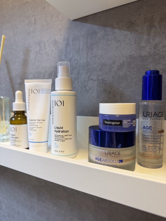 Moje tipy na kosmetické produkty jsou vždy podmíněny osobní zkušeností a takhle nyní vypadá moje koupelnová výbava, kde aktuálně finišuji s produkty značky Uriage a přecházím na značku Geek&Gorgeous.