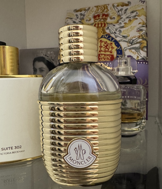 Další mojí letošní oblíbenou vůní je i Sunrise od Moncler. Jasmín, fialka, frézie, pivoňka, konvalinka, santalové dřevo i ambra a cedr. Květinovodřevitá vůně je vhodná také spíše na léto, ale občas si tu svěžest dopřeji i v zimě. Rozhodně parfém, který byste měli zkusit o ovonět. 