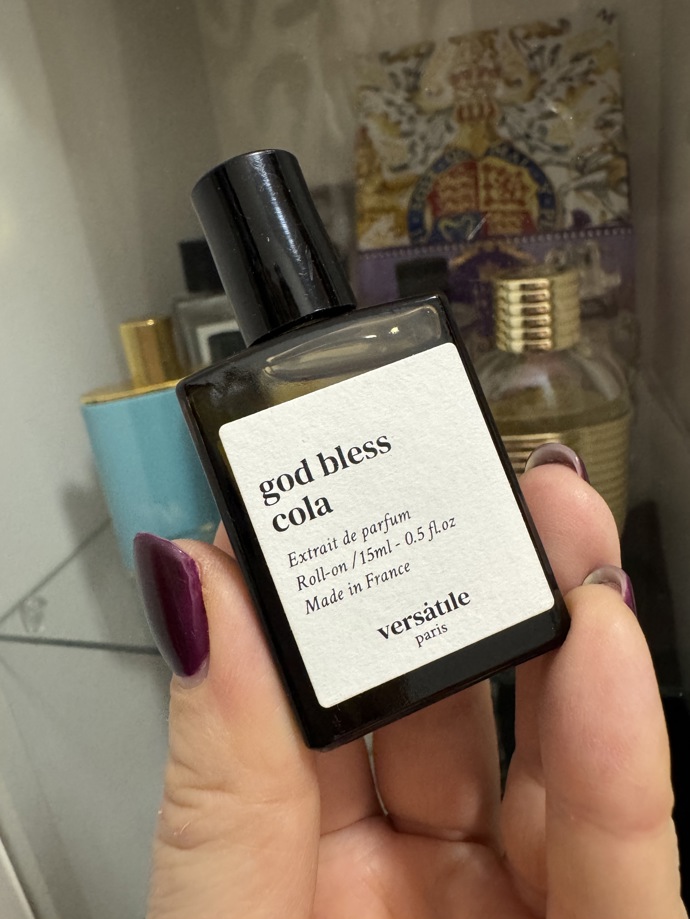 Novinka, kterou mám doma teprve pár týdnů, ale jde o olejový parfém s kuličkou z butiku Myskino, který voní jako cola a sladký popcorn. Doporučuji dojít jejich gurmánské vůně ovonět, kolegyně odcházela s Matchou a nedá na ni také dopustit. 