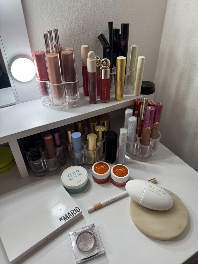 Vzhledem k tomu, že dekorativní kosmetika je roky mojí vášní, nemohu nepřidat pár praktických tipů na dárky z mého stolku s líčením. Ať už budete dělat radost sobě, nebo kamarádkám, následující produkty jsem pečlivě prověřila a stojí za nákup. 