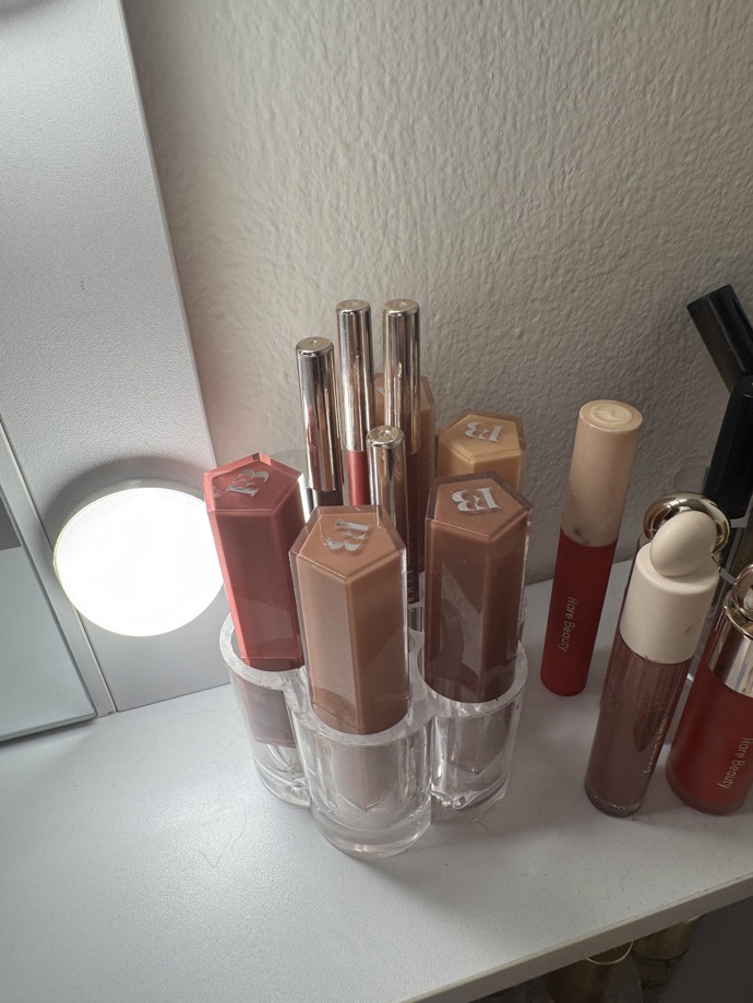 Načneme to například značkou Fenty Beauty, jejichž rtěnky jsou naprosto skvělé, že jsem neodolala několika odstínům. Jsou syté, krémové s lesklým efektem a výborně ladí s tužkami na rty, které vám dají perfektní základ, že rtěnka vydrží o kousek déle. 