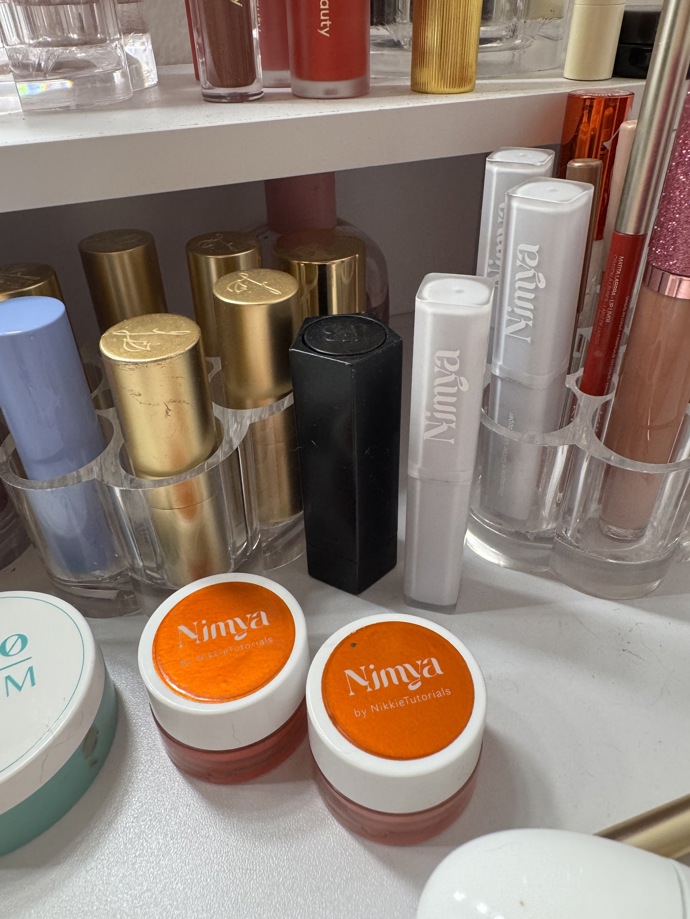 Ve velmi používaných produktech mám také značku Nimya od Youtuberky Nikkie Tutorials, která velmi často přichází s akcemi a slevami na produkty. Její tvářenky i třpytivé toppery na rty jsou naprosto bezkonkurenční. 