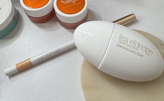 Těžké make-upy už tolik nenosím, ale lehký sjednodující tint od britské vizážistky Lisy Eldridge jsem koupila už podruhé. V Selfridges v Londýně jsem si nechala poradit s odstínem a koupila i "tužkový" korektor na nedokonalosti, který přesně zamaže to, co nechcete, aby bylo vidět. Dá se použít i pod oči, ale na pupínky je dokonalý. 