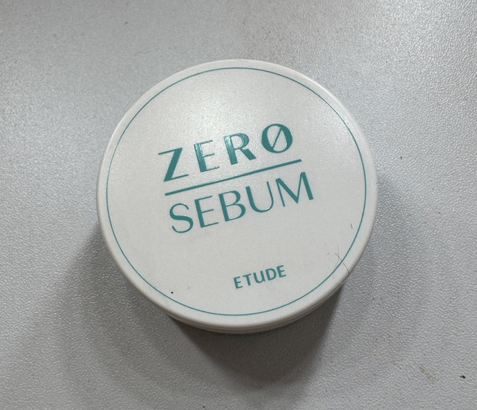 Tip od vizážistky na skvělý transparentní pudr za pár korun, který zamezuje mastnotě na pleti, jsem využila všemi deseti. Seženete na Notinu a je funknční na mastnou t-zónu. 