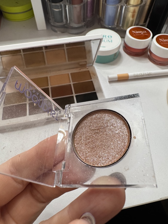 Pokud máte kamarádku, co miluje třpytivé stíny, a chcete ji potěšit malým dárkem, kupte jí odstín Space Cowboy od Urban Decay. Stín stojí kolem 450 Kč, ale já ho používám přes rok skoro každý den a stačí málo a efekt je hned znát. 