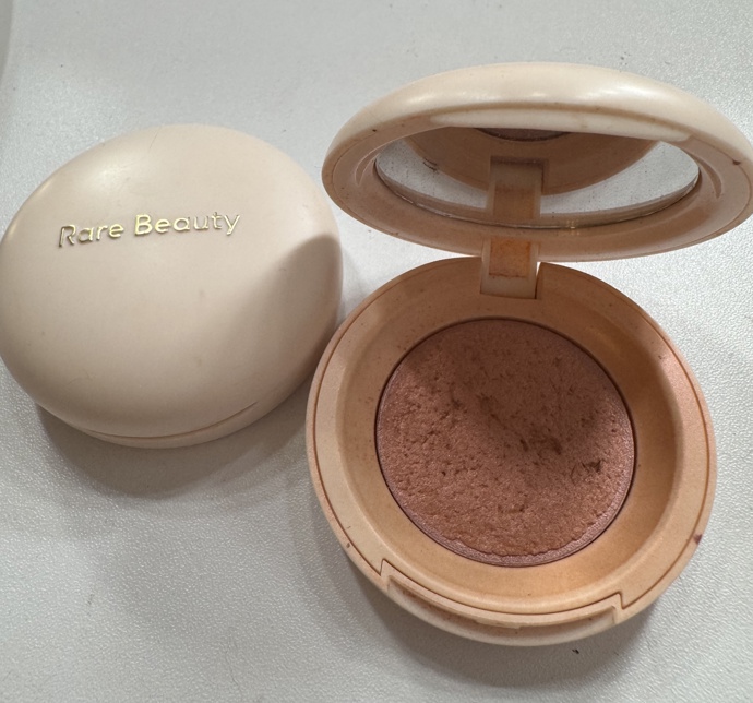 Tvářenky se teď nosí s odlesky, a na to má nejlepší výběr Rare Beauty. Na snímku je můj docházející odstín Hope, který bude slušet brunetkám i blondýnkám. 