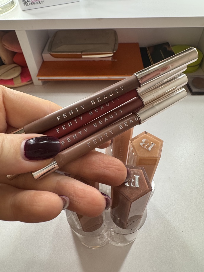 Konturky na rty od Fenty Beauty jsou měkké a velmi, velmi pigmentované. Pár tahů a máte krásně nalíčené rty a můžete přidat rtěnku, nebo jen lesk. 