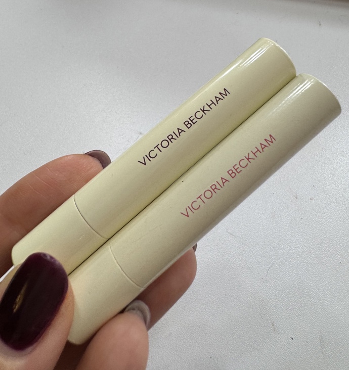 Pokud byste chtěli, aby dárek vypadal více luxusně, pak nemohu znovu nedoporučuji beauty od Victorie Beckham. Lehce zabarvený balzám vypadá na rtech téměř jako lesk a krásně je vyživuje. 