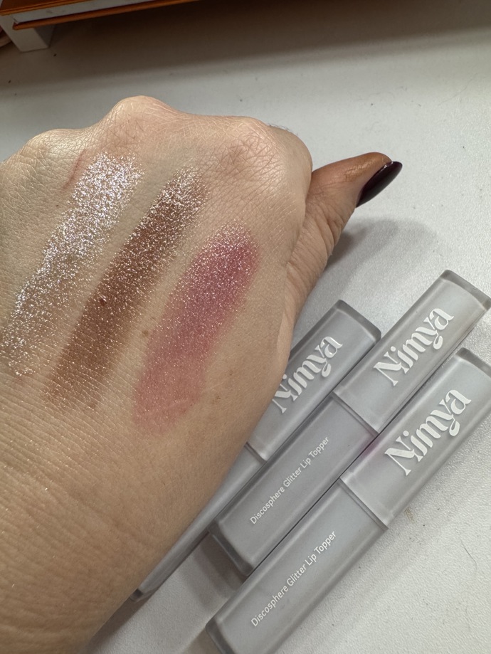 Ač to na fotce tak nevyzní, jde o třpytky v zabarvených balzámech, které můžete nanášet na jakékoliv rtěnky a ten efekt třpytivých rtů budete milovat. 