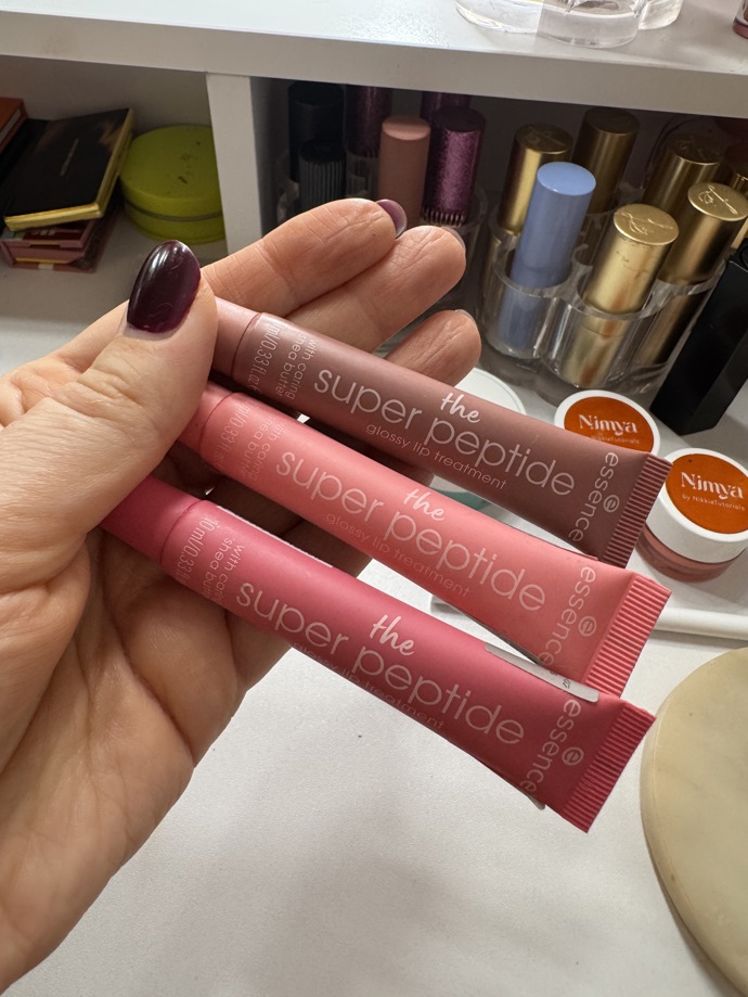 Pokud budete chtít jen lesklé rty, tyto peptidové lesky na rty, které jsou téměř totožné jako trendující Rhode lesky od Hailey Bieber, si zamilujete. Už jsem je pár kamarádkám pořizovala. 