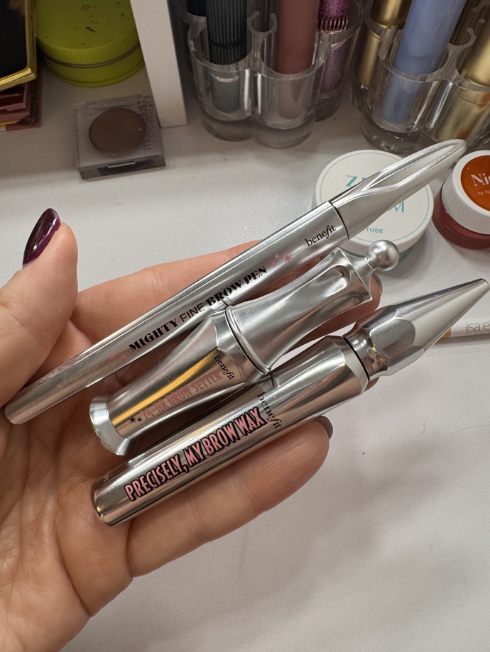 Memohu zapomenout na obočí, na které už roky kupuji produkty od Benefitu. Jejich řasenky bezbarvé, ale i barevné jsou mým absolutním "must have" pro každodenní líčení. 