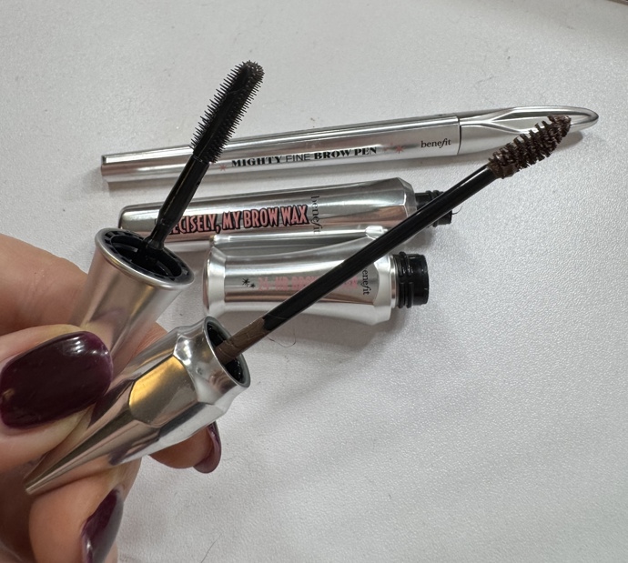 V poslední době nejčastěji používám zabarvenou Brow wax a poté vše zafixuji Bros Setterem. 