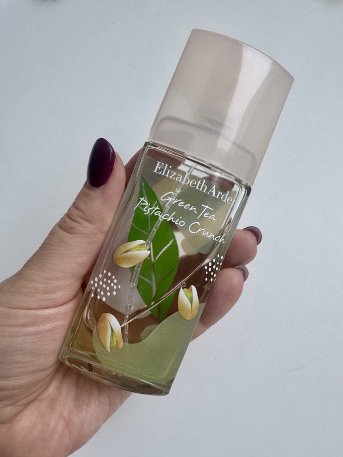 Toaletka, kterou mám u sebe v redakci Lifee, je svěží a připomíná léto v Itálii. Pistácie se zeleným čajem Elizabeth Arden krásně doplňují a tahle vůně nikoho nezklame. Cena je pod 400 korun, takže velmi příznivý tip na dárek. 