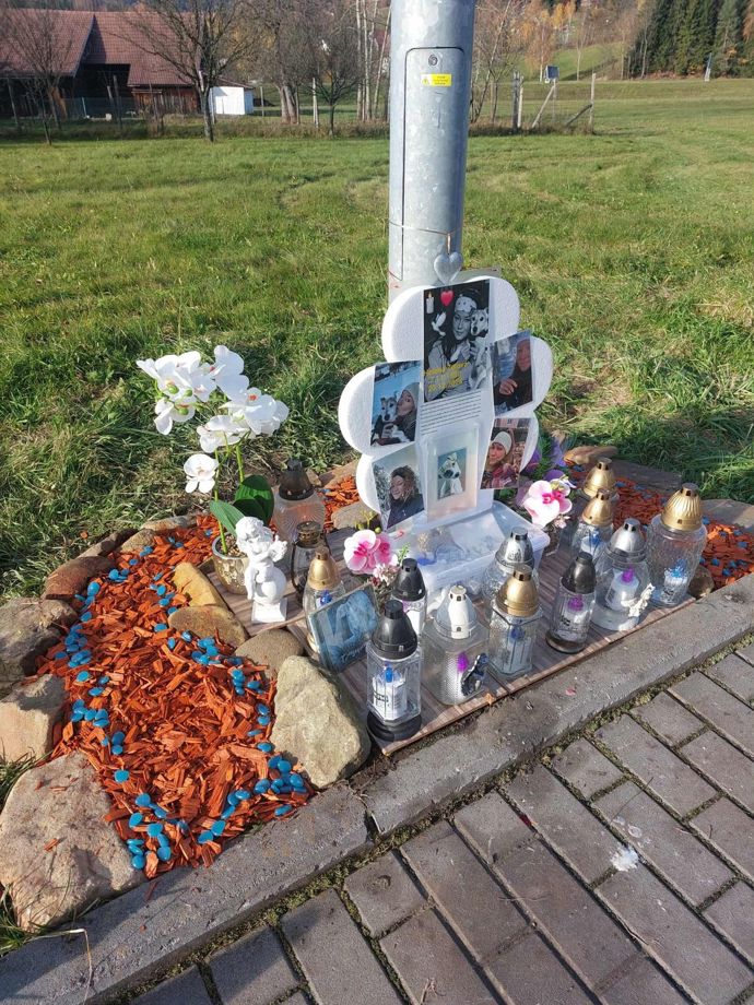 Veřejnost se stará o památník Heleny Zeťové. 