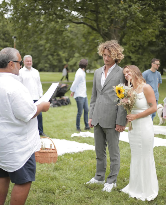 Patrik Hezucký oddával sestru své manželky. 